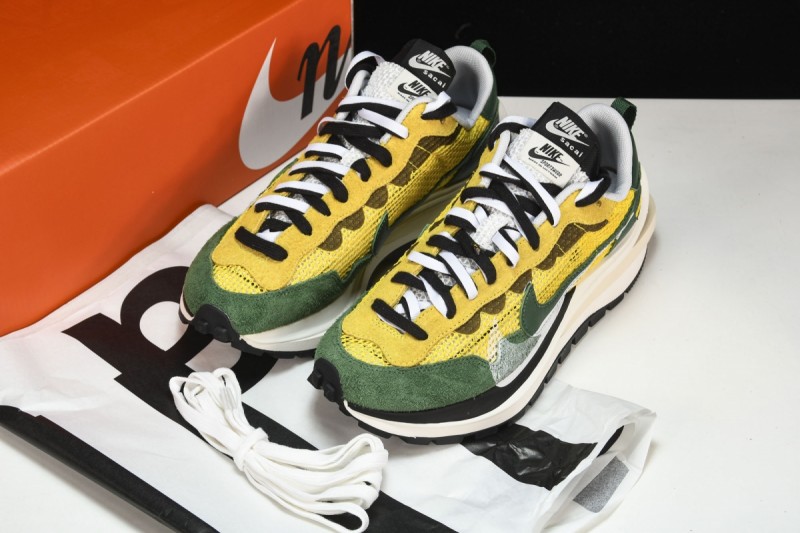 Nike Vaporwaffle sacai Tour Yellow Stadium Green