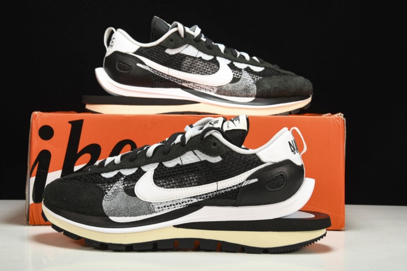 Nike Vaporwaffle sacai Black White