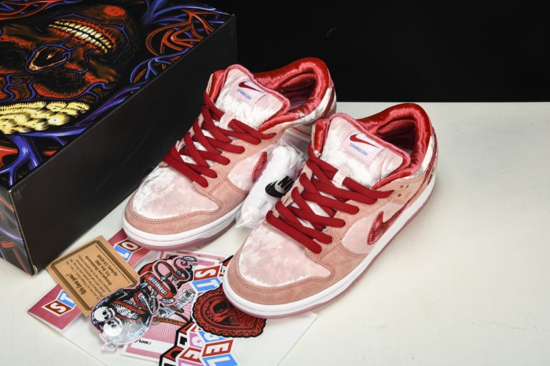 Nike SB Dunk Low StrangeLove Skateboards